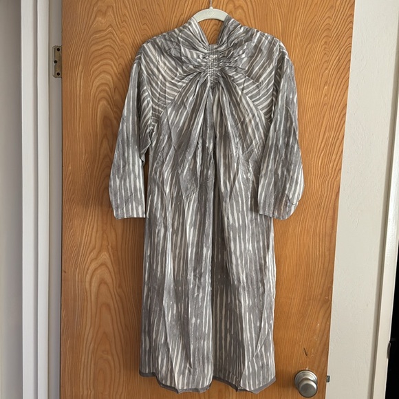 BCBG MaxAzria Runway, V Neck Grey and White Silk Tie Dress, size XS - Picture 2 of 7